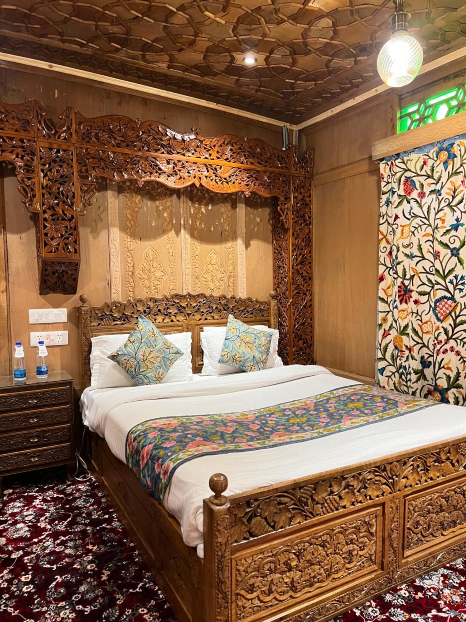 Young Bombay Premium Heritage Houseboat Srīnagar Esterno foto