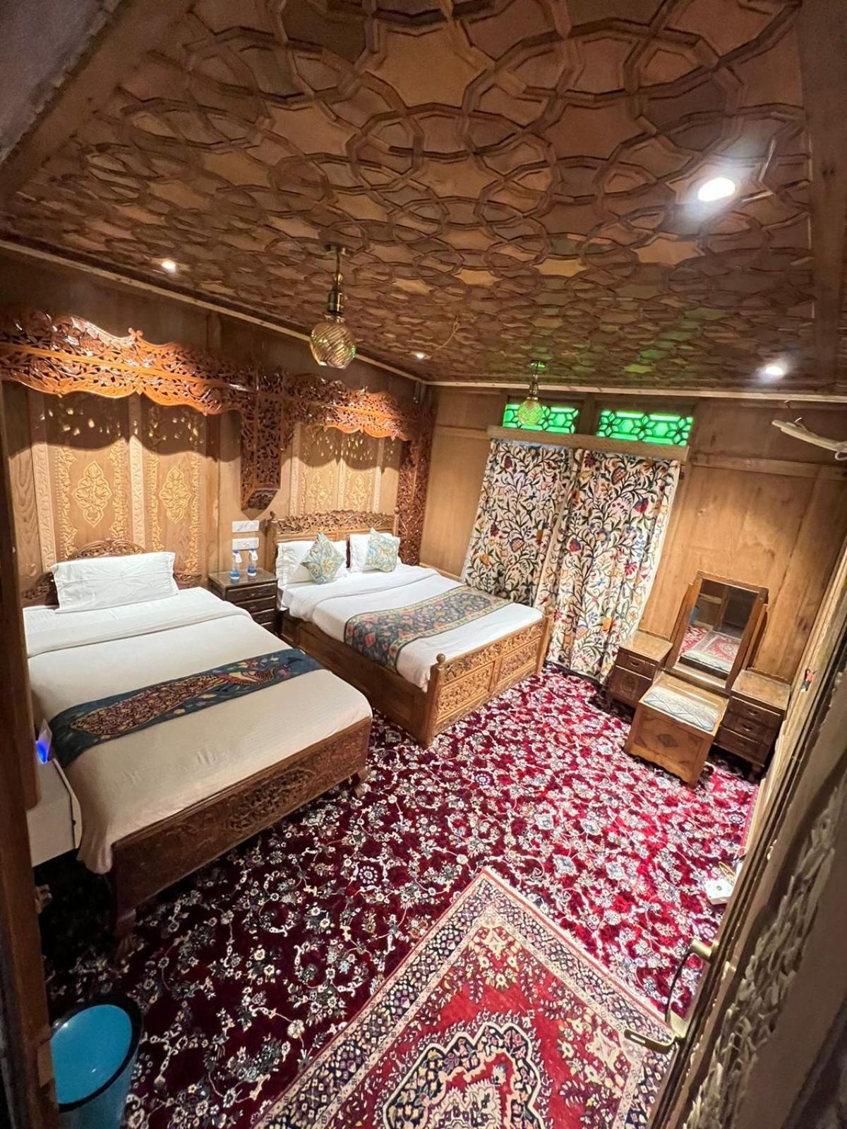 Young Bombay Premium Heritage Houseboat Srīnagar Esterno foto