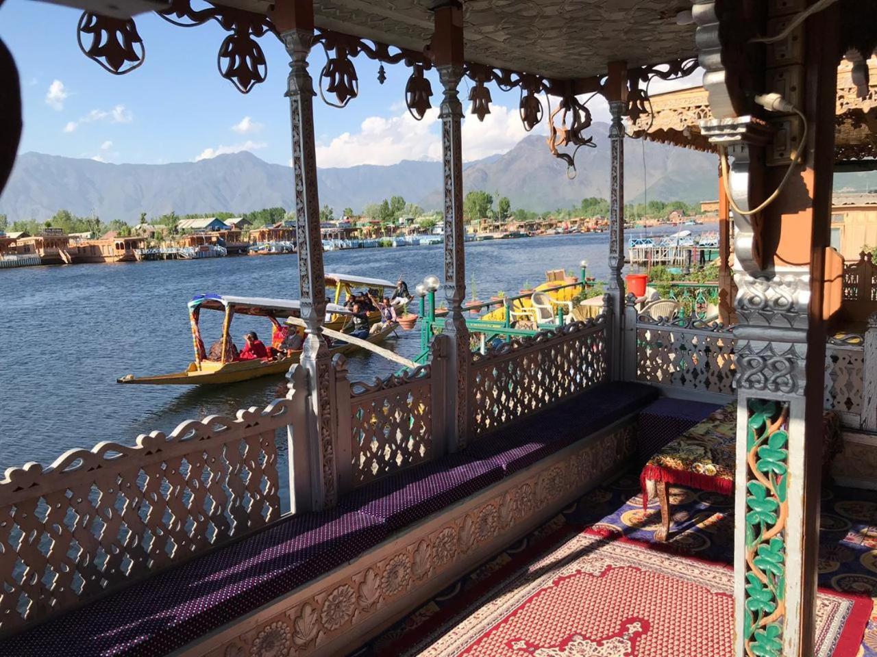 Young Bombay Premium Heritage Houseboat Srīnagar Esterno foto