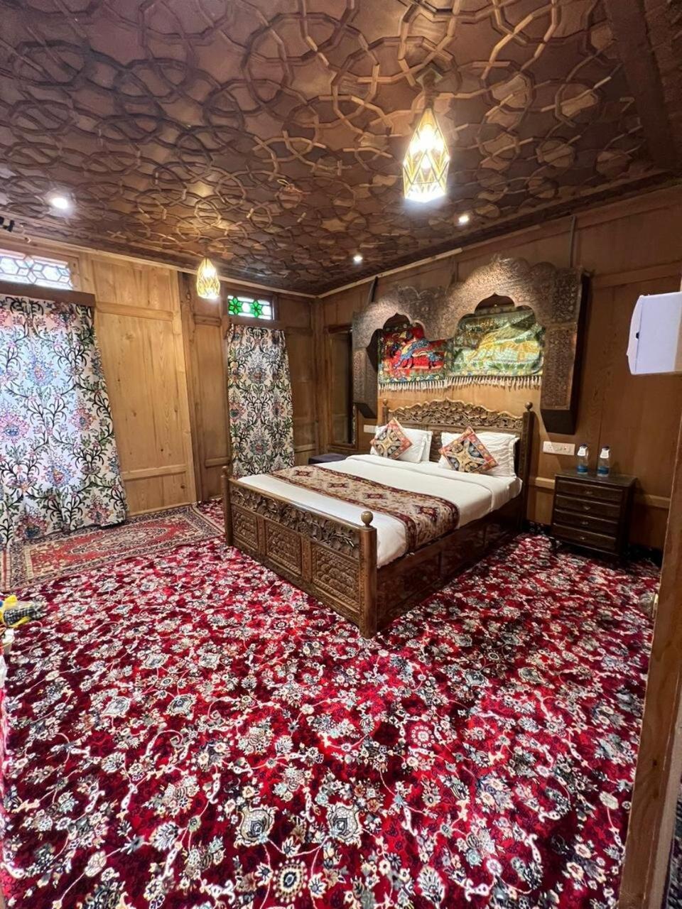 Young Bombay Premium Heritage Houseboat Srīnagar Esterno foto