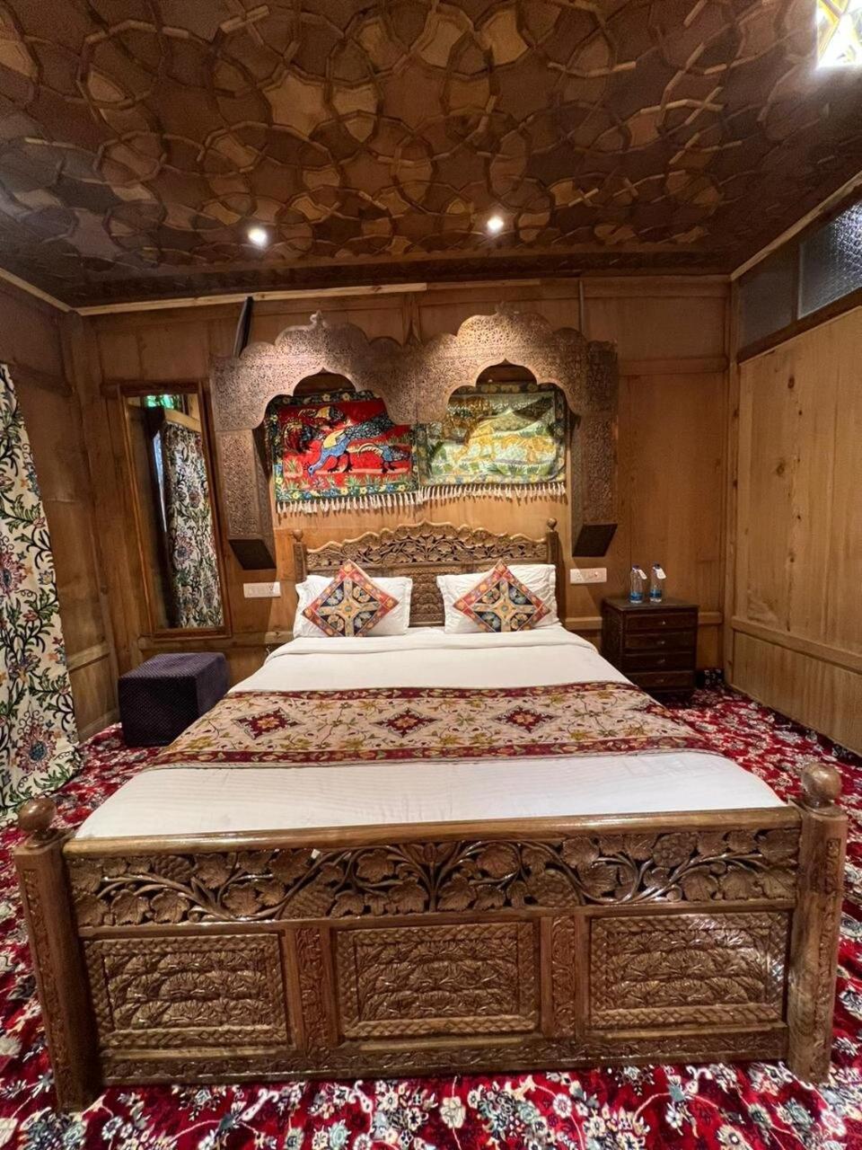 Young Bombay Premium Heritage Houseboat Srīnagar Esterno foto