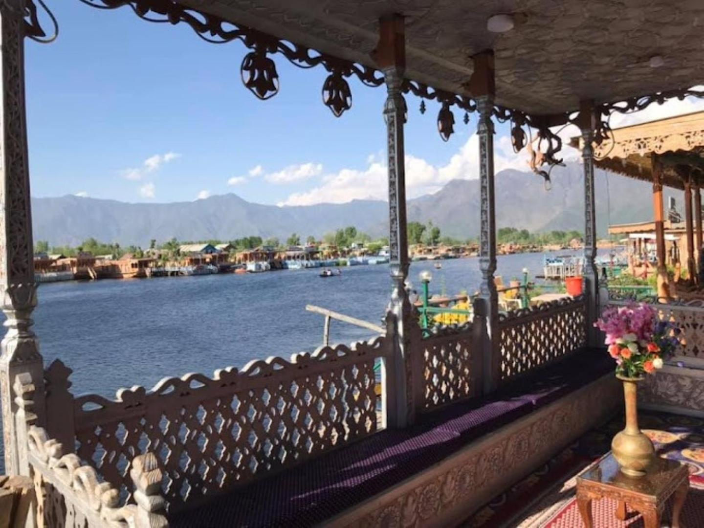 Young Bombay Premium Heritage Houseboat Srīnagar Esterno foto