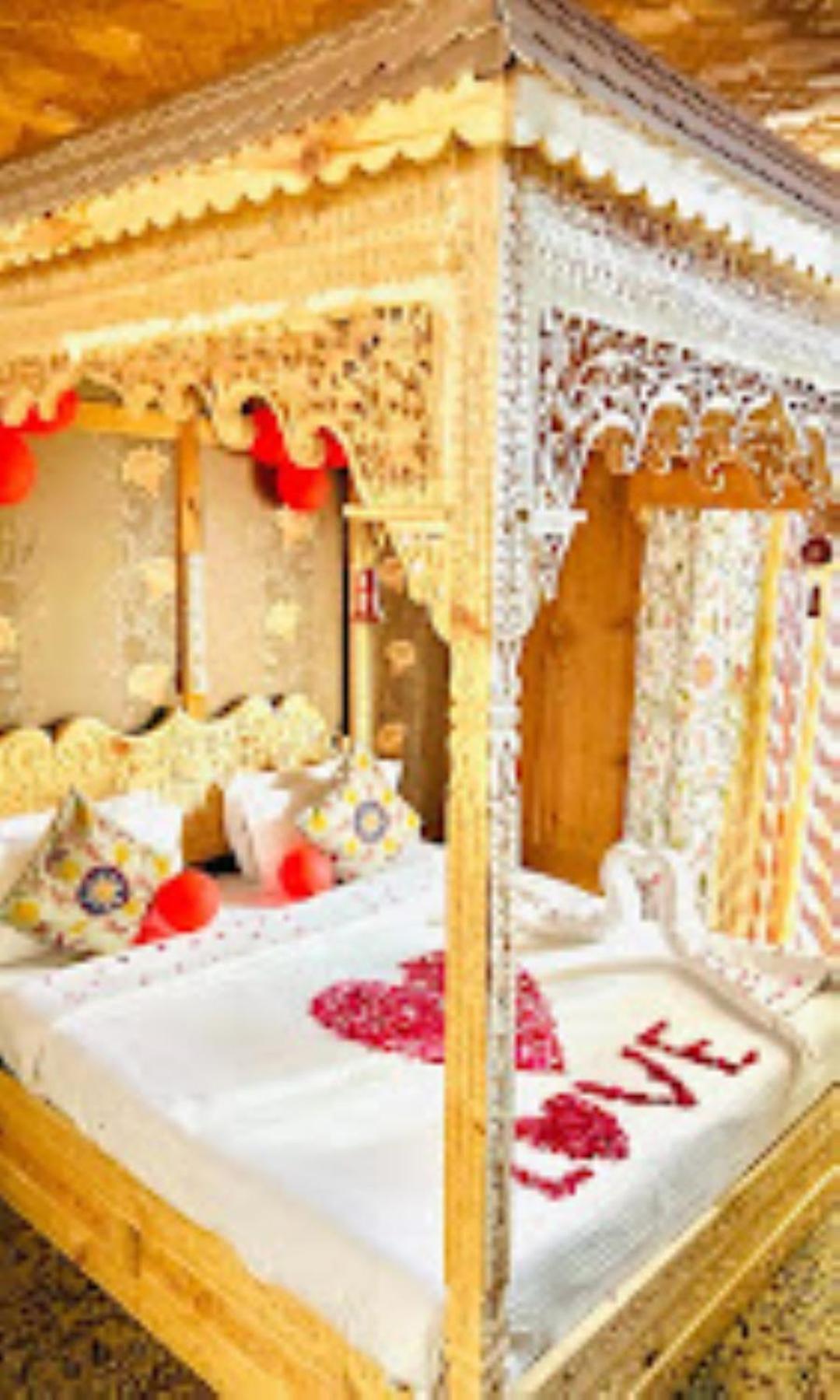 Young Bombay Premium Heritage Houseboat Srīnagar Esterno foto